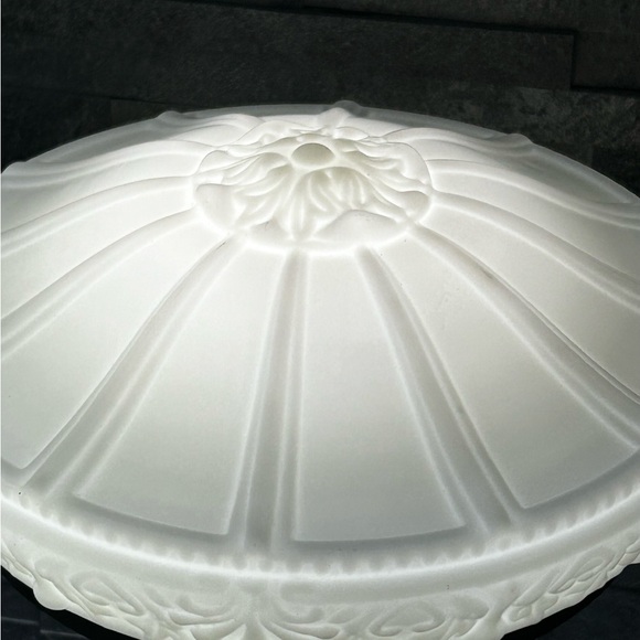 Milk glass table lamp with wood base. - Picture 7 of 8